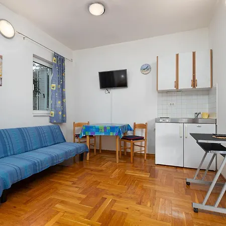 Apartment House Laura 200m From The Beach And The Center