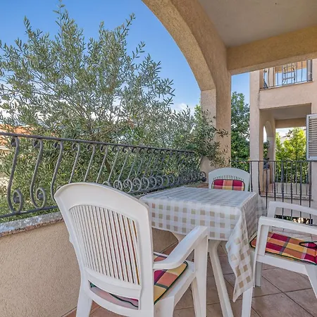 Apartment House Laura 200m From The Beach And The Center